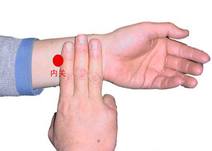 刺激內(nèi)關(guān)穴，理氣安神治耳聾