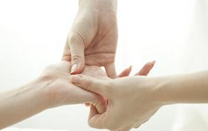 夏季胃痛胃脹 中醫(yī)按摩祛濕氣養(yǎng)脾胃。