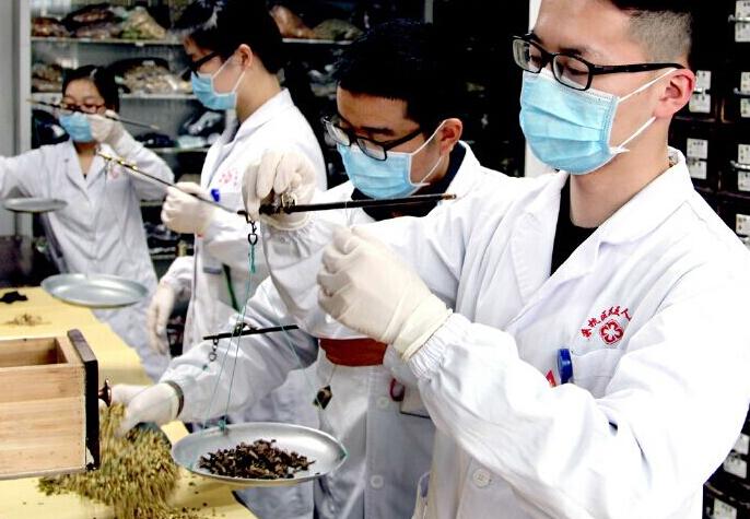 藥劑科中藥師們正在運用戥子進(jìn)行中藥調(diào)劑比賽