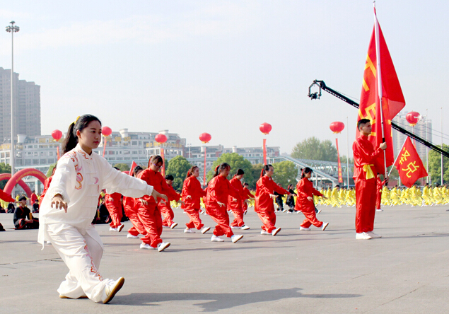 第八屆世界養(yǎng)生大會(huì)召開，學(xué)生及愛好者表演“千人五禽戲”