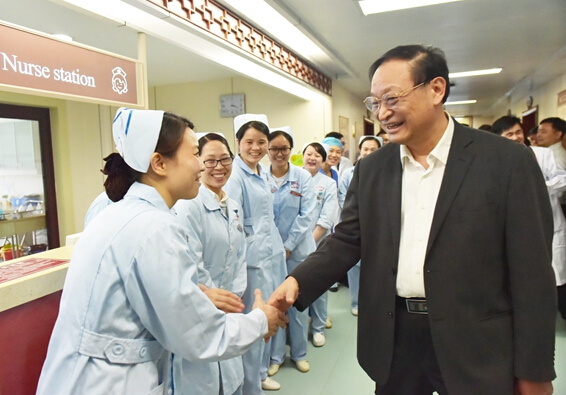王國強調(diào)研江西省中醫(yī)院，向正在值班的護理人員致以節(jié)日的問候