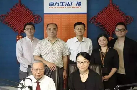 東省中醫(yī)藥局副局長(zhǎng)李梓廉（后排中間）與國(guó)醫(yī)大師禤國(guó)維、南方生活廣播副總監(jiān)梁柱（后排左二）等人在中醫(yī)養(yǎng)生科普節(jié)目直播間