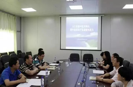 省衛(wèi)生計生委黨組成員、省中醫(yī)藥局局長徐慶鋒（左二）調(diào)研中