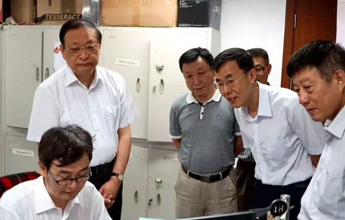 王國強在報社新媒體部了解新媒體建設情況。