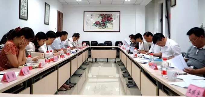 王國強在報社新媒體部了解新媒體建設情況。
