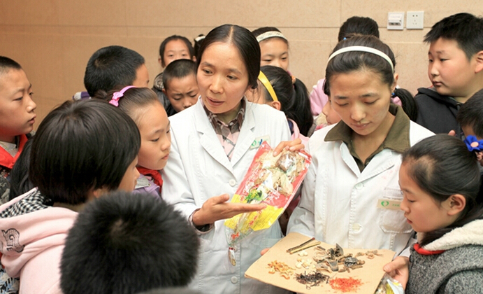 新疆維吾爾自治區(qū)向來(lái)注重在中小學(xué)校傳播中醫(yī)藥、民族醫(yī)藥文化知識(shí)