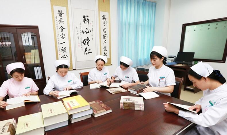 襄陽市中醫(yī)醫(yī)院青年護士自發(fā)組織開展“學經典，讀古籍”活動