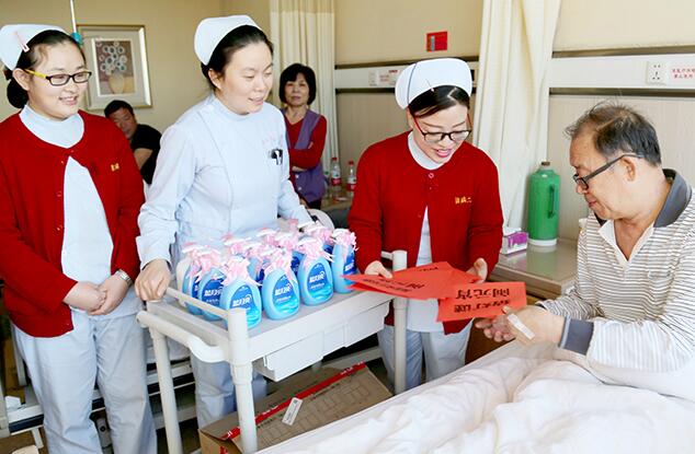 天津中醫(yī)藥大學(xué)武清中醫(yī)院在病房里組織別開(kāi)生面的“燈謎會(huì)”