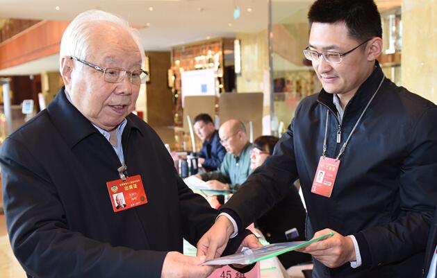 兩會 | 98歲高齡的全國政協(xié)委員、國醫(yī)大師李輔仁來到醫(yī)衛(wèi)組駐地報(bào)到