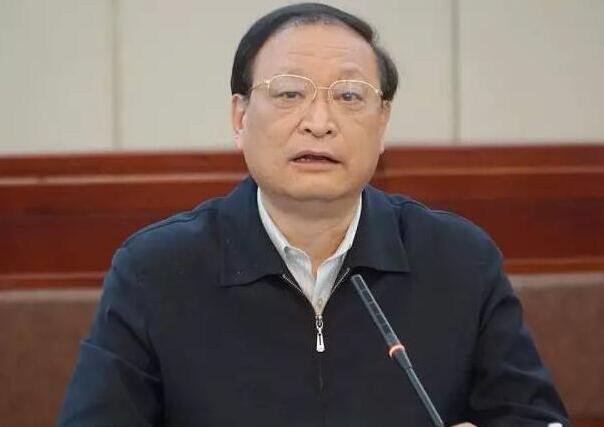  抓住配套制度出臺的時間節(jié)點(diǎn)，確保中醫(yī)診所備案管理、中醫(yī)醫(yī)術(shù)確有專長人員分類考核、經(jīng)典名方注冊、醫(yī)療機(jī)構(gòu)中藥飲片炮制及制劑備案管理、中醫(yī)養(yǎng)生保健規(guī)范等重大創(chuàng)新制度如期出臺。 《中華人民共和國中醫(yī)藥法》將于7月1日正式實(shí)施。4月27日，國家中醫(yī)藥管理局組織召開黨組理論學(xué)習(xí)中心組（擴(kuò)大）2017年第三次集體學(xué)習(xí)會議，旨在通過學(xué)習(xí)培訓(xùn)，全面準(zhǔn)確了解、把握中醫(yī)藥法精神實(shí)質(zhì)和基本內(nèi)容，推動中醫(yī)藥法的宣傳貫徹執(zhí)行。國家衛(wèi)生計(jì)生委副主任，國家中醫(yī)藥管理局黨組書記、局長王國強(qiáng)主持會議并強(qiáng)調(diào)，精準(zhǔn)把握中醫(yī)藥法的制度創(chuàng)新，抓緊抓好配套制度建設(shè)，確保中醫(yī)診所備案管理等重大創(chuàng)新制度如期出臺。 1.jpg 2.jpg 王國強(qiáng)表示，要充分認(rèn)識中醫(yī)藥法的重大意義和深刻內(nèi)涵，牢牢把握中醫(yī)藥法在推動中醫(yī)藥振興發(fā)展中的基礎(chǔ)性和全局性的作用，把實(shí)施好這部法律及配套制度作為貫徹落實(shí)依法治國基本方略，依法推動中醫(yī)藥發(fā)展、推進(jìn)健康中國建設(shè)的重要抓手，認(rèn)真學(xué)習(xí)、廣泛宣傳。 王國強(qiáng)強(qiáng)調(diào)： 全面準(zhǔn)確把握中醫(yī)藥法的精神實(shí)質(zhì)和重要內(nèi)容 一要深刻領(lǐng)會中醫(yī)藥法的立法背景、立法宗旨和基本原則，準(zhǔn)確把握中醫(yī)藥法保護(hù)、扶持和促進(jìn)中醫(yī)藥事業(yè)發(fā)展的精神實(shí)質(zhì)。 二要全面深入學(xué)習(xí)理解中醫(yī)藥法的基本內(nèi)容，熟練掌握法律條款，使中醫(yī)藥法所有規(guī)定都能得到正確理解、嚴(yán)格執(zhí)行。 三要精準(zhǔn)把握中醫(yī)藥法的創(chuàng)新制度。中醫(yī)藥法在中醫(yī)診所、中醫(yī)醫(yī)師準(zhǔn)入、中藥管理等多個方面對現(xiàn)有的管理制度進(jìn)行改革創(chuàng)新。要深刻認(rèn)識這一系列創(chuàng)新規(guī)定對中醫(yī)藥改革發(fā)展的引領(lǐng)和推動作用，積極轉(zhuǎn)變管理理念，著力推動制度創(chuàng)新，出臺配套管理措施，使法律規(guī)定切實(shí)得到貫徹落實(shí)。 王國強(qiáng)指出，把中醫(yī)藥法學(xué)習(xí)宣傳和貫徹落實(shí)好，是當(dāng)前和今后一個時期中醫(yī)藥工作的重要任務(wù)，要當(dāng)作頭等大事來抓。各部門各單位要按照局里的統(tǒng)一方案部署，圍繞7月1日這個時間節(jié)點(diǎn)，加強(qiáng)組織協(xié)調(diào)，抓住重點(diǎn)，積極整體推進(jìn)。 要廣泛深入開展學(xué)習(xí)宣傳。認(rèn)真抓好中醫(yī)藥法及配套制度的學(xué)習(xí)培訓(xùn)及宣傳普及工作，為法律的順利實(shí)施打牢思想基礎(chǔ)，營造良好氛圍。 要抓緊抓好配套制度建設(shè) 配套制度建設(shè)是推動中醫(yī)藥法有效實(shí)施的重要保障，抓好配套制度的制定是當(dāng)前工作的重中之重。 一要抓住配套制度出臺的時間節(jié)點(diǎn)，確保中醫(yī)診所備案管理、中醫(yī)醫(yī)術(shù)確有專長人員分類考核、經(jīng)典名方注冊、醫(yī)療機(jī)構(gòu)中藥飲片炮制及制劑備案管理、中醫(yī)養(yǎng)生保健規(guī)范等重大創(chuàng)新制度如期出臺。 二要抓好配套制度的起草質(zhì)量，確保配套制度的合理性、實(shí)用性和可操作性。 三要加強(qiáng)溝通協(xié)調(diào)，與相關(guān)部門在配套制度重點(diǎn)環(huán)節(jié)和關(guān)鍵問題上最大程度形成共識。 四要做好與相關(guān)法律法規(guī)的銜接，依據(jù)中醫(yī)藥法及配套制度，全面清理相關(guān)的法規(guī)、規(guī)章和規(guī)范性文件，進(jìn)行必要的立、改、廢、釋。 五要加強(qiáng)對各地中醫(yī)藥立法工作的指導(dǎo)，推動各地盡快制定或修訂地方性法規(guī)。 要認(rèn)真抓好法律的貫徹執(zhí)行。適應(yīng)依法治理、依法行政、依法興業(yè)新形勢的要求，做到有法必依、執(zhí)法必嚴(yán)、違法必究。正確研判中醫(yī)藥法及配套制度實(shí)施后中醫(yī)藥監(jiān)督工作面臨的新形勢，提前謀劃安排，積極做好應(yīng)對。 國家中醫(yī)藥管理局黨組成員、副局長馬建中、王志勇出席會議。全國人大常委會法工委行政法室副主任黃薇專題授課，講解中醫(yī)藥法的立法背景、過程、總體思路、主要內(nèi)容和執(zhí)法注意事項(xiàng)。局人事教育司、政策法規(guī)與監(jiān)督司、醫(yī)政司、科技司及中國中醫(yī)藥報(bào)社主要負(fù)責(zé)同志交流發(fā)言。