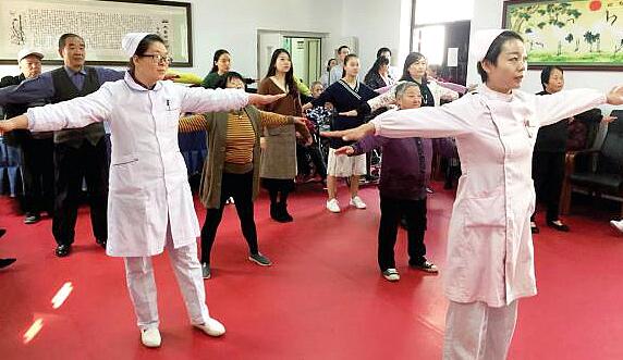 十堰市中醫(yī)醫(yī)院“常青藤”志愿服務隊為老人送健康