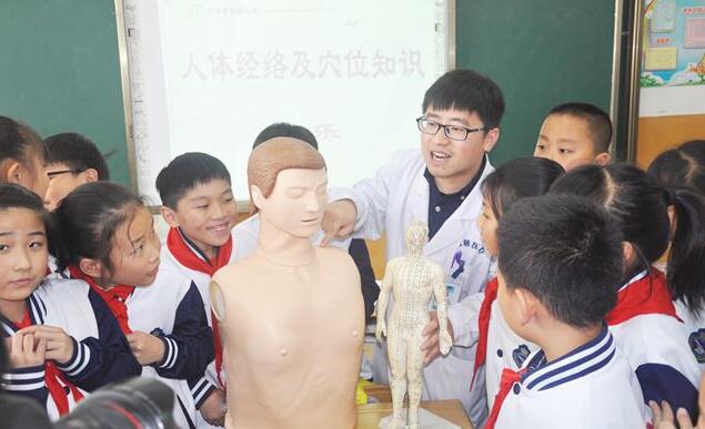 青島市海慈醫(yī)療集團與青島市普集路小學共建的“中醫(yī)健康教育基地校園科普站”揭牌