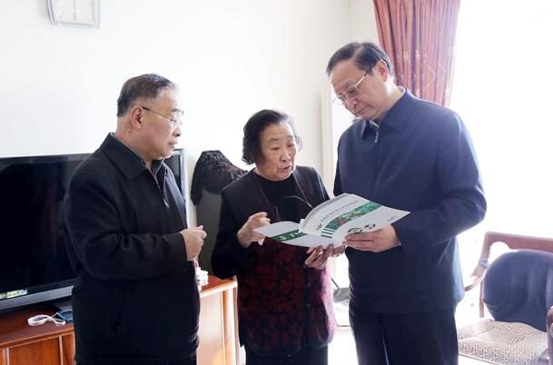 王國(guó)強(qiáng)看望慰問(wèn)屠呦呦研究員、國(guó)醫(yī)大師路志正和百歲老紅軍陳陽(yáng)和