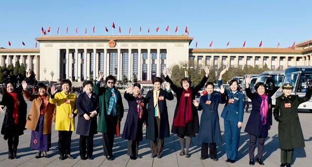 出席全國(guó)政協(xié)會(huì)議的醫(yī)衛(wèi)界部分女委員，在人民大會(huì)堂前向全國(guó)女同胞致以節(jié)日的問(wèn)候