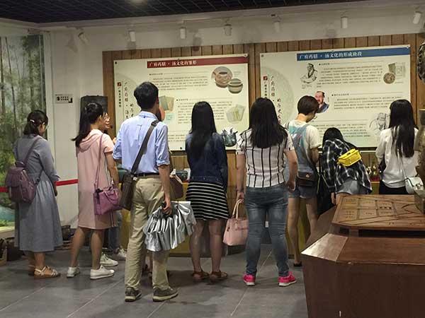 參觀“藥膳、湯文化的發(fā)展歷程”