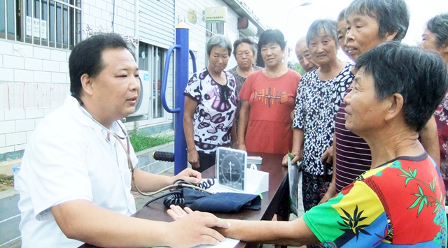 河北省行唐縣翟營鄉(xiāng)衛(wèi)生院組織醫(yī)務人員前往當?shù)販媳贝彘_展中醫(yī)義診宣傳活動