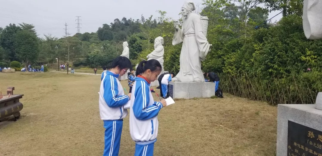 隊(duì)伍整修后，同學(xué)們開(kāi)始自由參觀園區(qū)，并拿出研修手冊(cè)對(duì)感興趣的中醫(yī)藥文化知識(shí)行實(shí)踐或?qū)W習(xí)