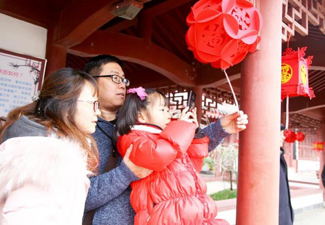 2月5~19日，湖北省衛(wèi)生計生宣教中心將中醫(yī)健康知識宣傳融入武漢東湖梅花節(jié)中