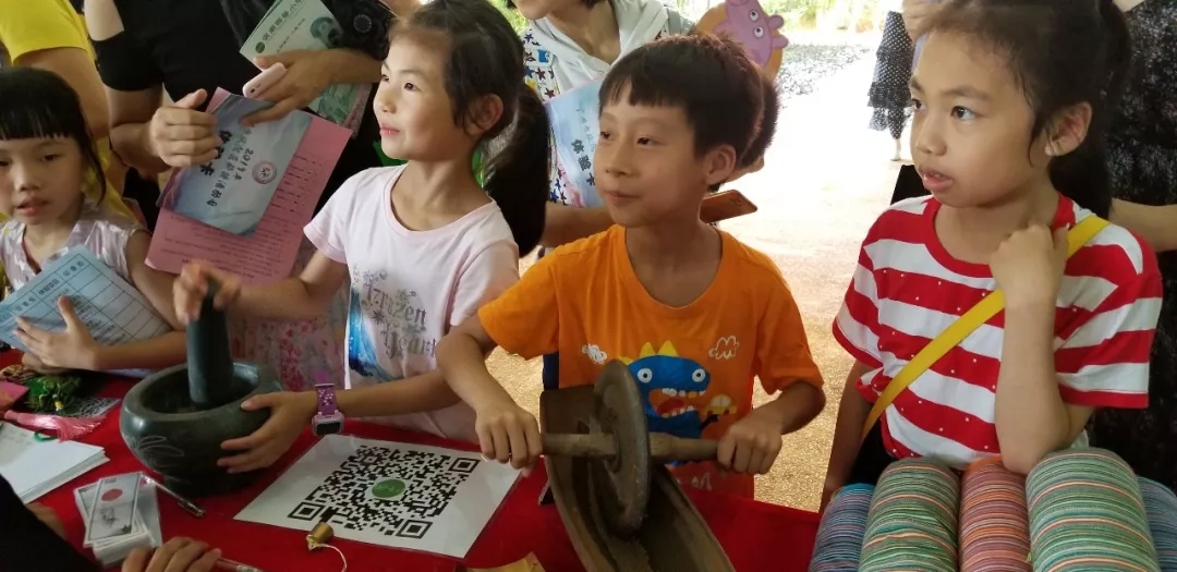 小朋友們認(rèn)識(shí)中醫(yī)用具，體驗(yàn)養(yǎng)生香囊的制作 