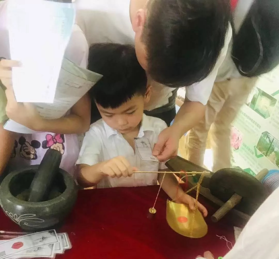 小朋友們認(rèn)識(shí)中醫(yī)用具，體驗(yàn)養(yǎng)生香囊的制作 