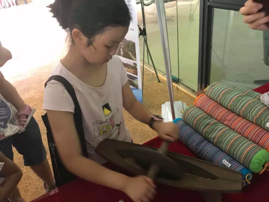 小朋友們認(rèn)識(shí)中醫(yī)用具，體驗(yàn)養(yǎng)生香囊的制作 