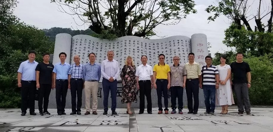 （圖為活動(dòng)當(dāng)天唐祖宣國(guó)醫(yī)大師、李少勤董事長(zhǎng)和嘉賓們參觀博覽園后合影）