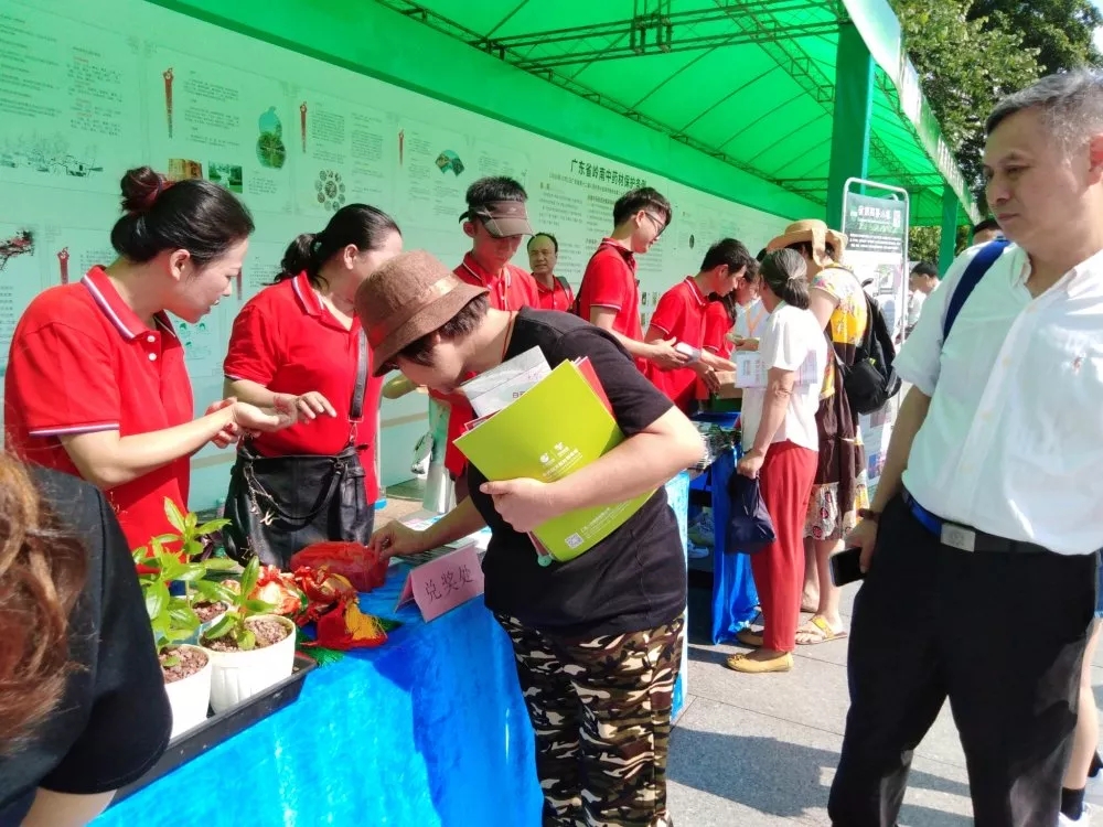 博覽園活動團隊開始布置展臺，市民上前圍觀并積極詢問