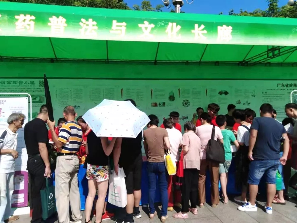 博覽園活動團隊開始布置展臺，市民上前圍觀并積極詢問