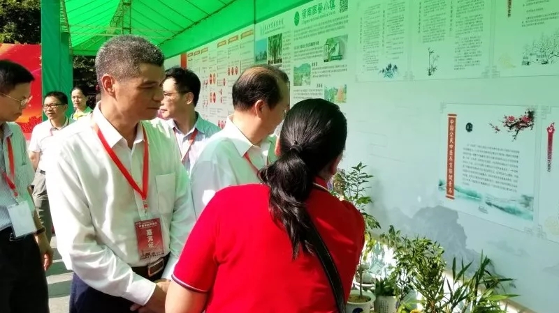 廣東省衛(wèi)生計生委副主任、廣東省中醫(yī)藥局局長徐慶鋒等領(lǐng)導(dǎo)參觀各展區(qū)