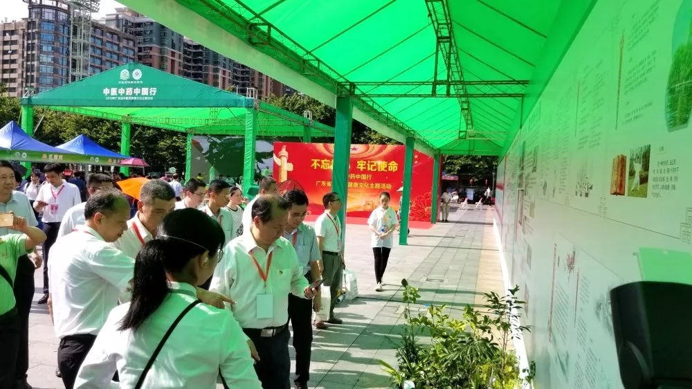 廣東省衛(wèi)生計生委副主任、廣東省中醫(yī)藥局局長徐慶鋒等領(lǐng)導(dǎo)參觀各展區(qū)