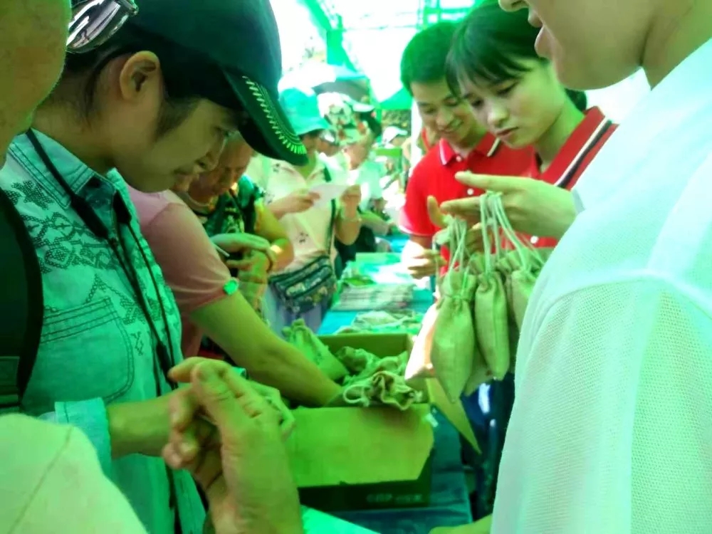 面對各種中醫(yī)藥知識提問，市民踴躍作答