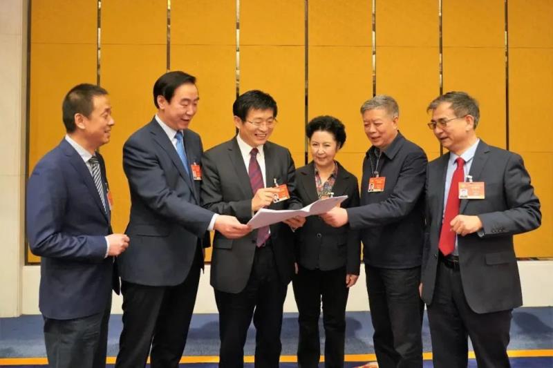 于文明(左三)等部分中醫(yī)藥界委員熱議政府工作報告。朱夜明攝