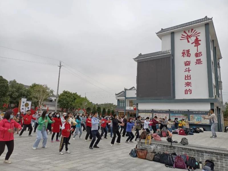老師習練起健身體操“八段錦”