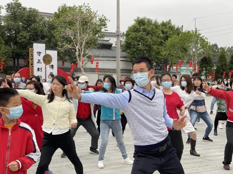 老師習練起健身體操“八段錦”