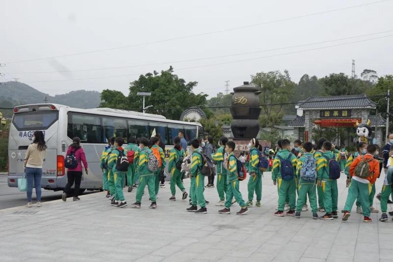 上午10:00，學生陸續(xù)到達