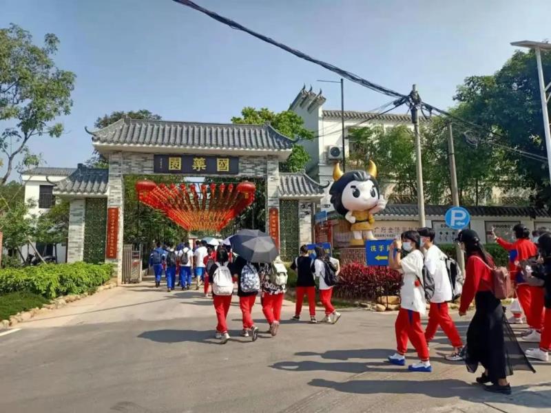 上午9:30，學(xué)生陸續(xù)到達(dá)