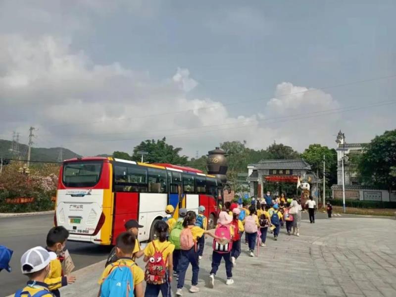 上午10:00，學(xué)生陸續(xù)到達(dá)