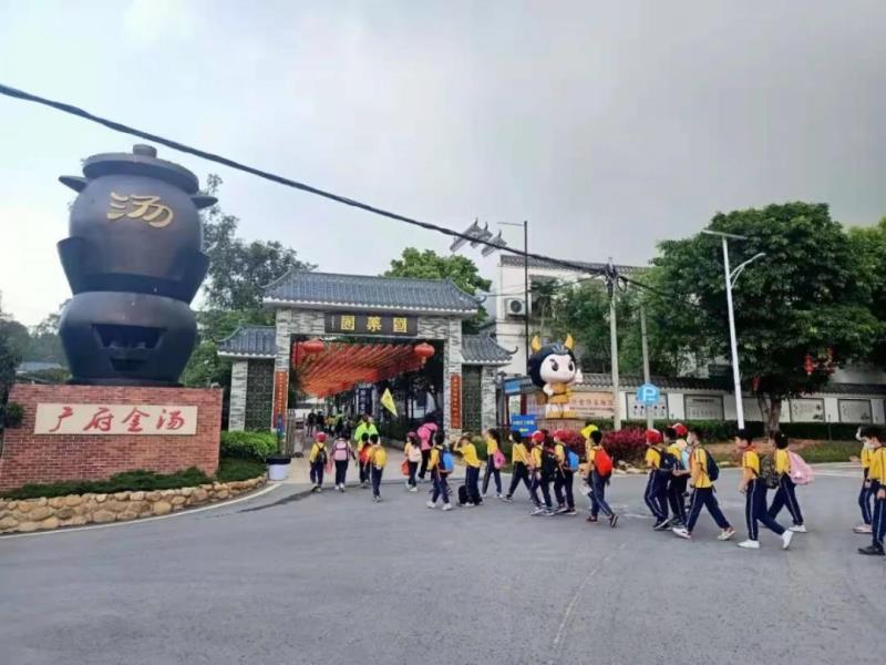 上午10:00，學(xué)生陸續(xù)到達(dá)